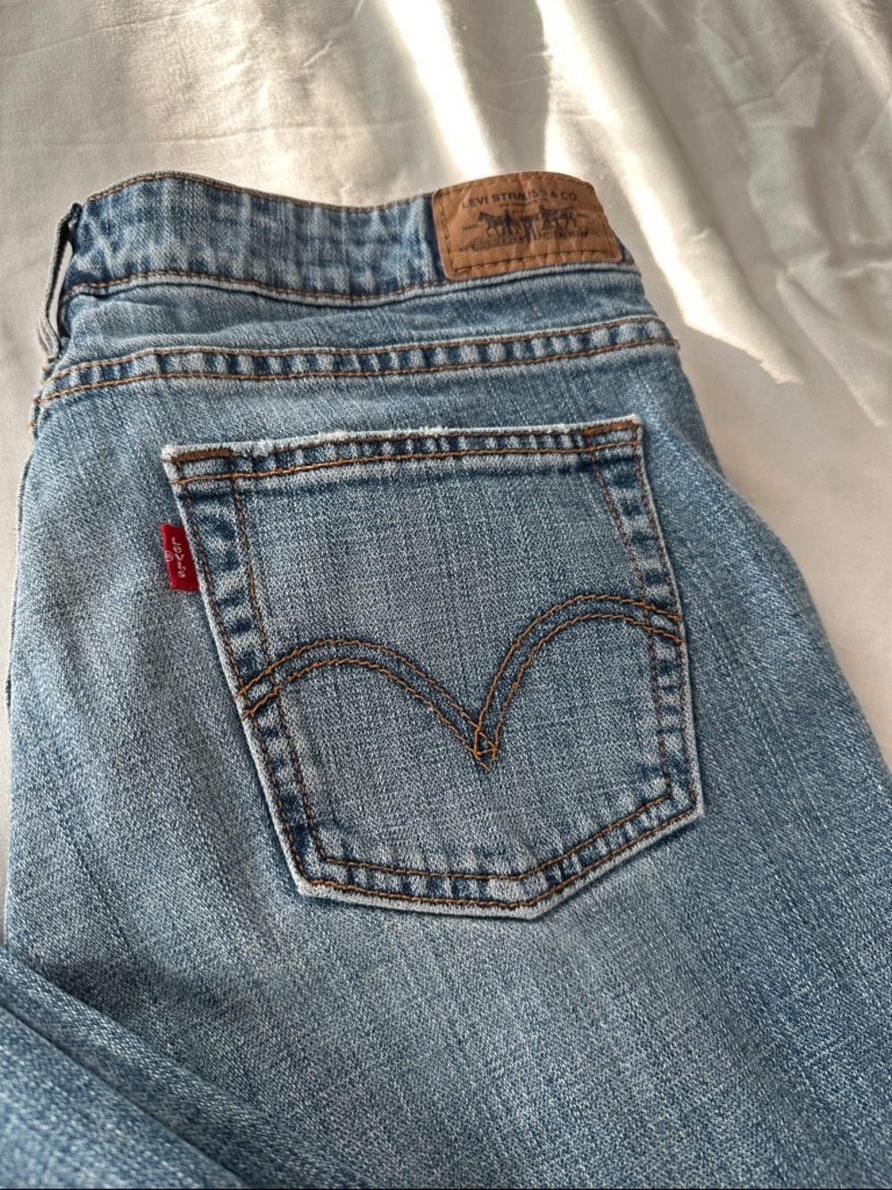 2007 Levi's Medium Blue Low Boot Cut Jeans - Picture 2 of 11